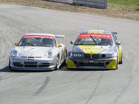 Kampen var tæt mellem Team Lindholmbiler og JM-Racing mens den stod på.